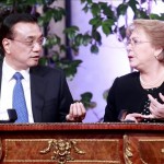 El primer ministro de China, Li Keqiang (i), conversa con la presidenta chilena, Michelle Bachelet (d), hoy, lunes 25 de mayo de 2015, durante la firma de acuerdos en una reunión en el Palacio de La Moneda, en Santiago de Chile.EFE