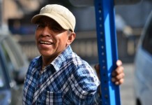 Tomas Sipak, es un inmigrante buscando trabajo, que dice que tiene dificultades al no poder conducir sin licencia.