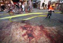 Imagen de archivo que recoge el momento en el que un bombero egipcio limpia los restos de sangre en el lugar de la explosión de una bomba en un complejo turístico de la ciudad turística de Dahab, en la costa este de la península del Sinaí, Egipto, el pasado mes de abril. EFE/Archivo