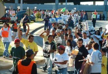 Decenas de manifestantes se congregaron frente a la corte del condado de Fayette, al sur de Atlanta en Georgia para protestar contra la detención de inmigrantes indocumentados por manejar sin licencia, que aseguran son objeto de "perfil racial". EFE/Archivo