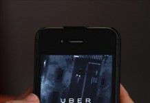 La popular compañía de transporte Uber tendrá que pagar una multa de 7.3 millones de dólares y suspender sus operaciones en California tras la decisión anunciada por un juez administrativo de la Comisión de Servicios Públicos de California, según informaron hoy medios locales. EFE/Archivo