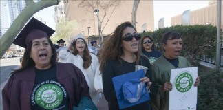 Docenas de "soñadores" vestidos con sus togas de graduación. EFE/archivo