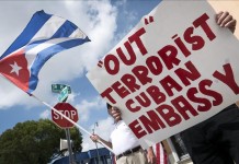 Varias personas participan en una manifestación contra el restablecimiento de las relaciones diplomáticas entre Cuba y EE.UU., en Miami, Florida, Estados Unidos, este lunes 20 de julio de 2015. EFE