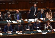 El primer ministro italiano, Matteo Renzi, en el Parlamento en Roma. EFE/Archivo
