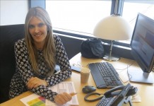 Fotografía facilitada por el PASOK de la eurodiputada socialista griega Eva Kaili, hasta hace unos años estrella de la televisión helena, durante una entrevista con Efe en la que llama al orden al primer ministro de su país, Alexis Tsipras, a quien exige "responsabilidad" y tener en cuenta que "tiene la vida de la gente en sus manos". EFE