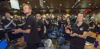 Miembros del equipo científico "New Horizons" en el momento en el que comprueban que la nave espacial estadounidense logra aproximarse a unos 12.500 kilómetros (7.800 millas) de Plutón, lo más cerca que se ha estado nunca del desconocido planeta enano, en el Laboratorio de Física Aplicada de la Universidad Hopkings en Maryland (EEUU), hoy, 14 de julio de 2015. EFE/Solo uso editorial