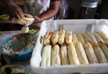 Una mujer elaboran los tradicionales tamales. EFE/archivo
