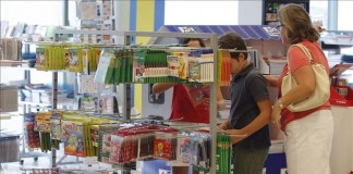 Decenas de familias de bajos recursos participaron hoy en una feria anual de lectura bilingüe que se celebró en la ciudad de Tucson, Arizona, y en la que se entregaron libros en español y útiles escolares a más de 1.500 niños. EFE/archivo