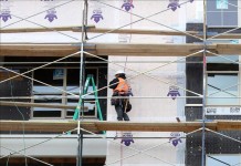 César Arbeláez Tabares, de 35 años, y Juan Carlos Bazantes, de 43, fueron acusados tergiversar datos sobre el estatus de trabajadores de la construcción a los que empleaban en un contrato con autoridades federales, según la denuncia. EFE/Archivo