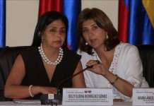 Las ministras de Relaciones Exteriores de Colombia, María Ángela Holguín (d), y de Venezuela, Delcy Rodríguez (i), participan en una reunión, este 26 de agosto, para discutir la crisis en la frontera común en la Casa del Marqués de Valdehoyos, sede alterna de la Cancillería en Cartagena (Colombia). EFE