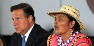 El presidente panameño, Juan Carlos Varela (i), y la cacica general Ngäbe Buglé, Silvia Carrera (d), participan en una ceremonia de firma de acuerdos, este 10 de agosto de 2015, en Ciudad de Panamá (Panamá). EFE
