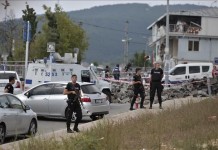 Miembros de los servicios de seguridad turcos inspeccionan el lugar donde ha explosionado una bomba en una comisaría de policía en Estambul. EFE