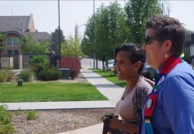 Jeanette Vizguerra (izda) camina acompañada por la Pastora Anne Dunlap (dcha), de la Coalición Santuario de Metro Denver mientras se dirige al Parque de la Ciudad en Aurora, Colorado.EFE
