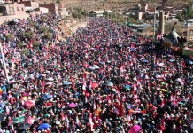 Miles de personas se reunieron para esperar a los integrantes de la delegación del Comité Cívico Potosinista (Comcipo), el pasado 30 de julio, en el puente de Potosí (Bolivia). EFE/Archivo