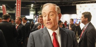 El exgobernador de Virginia Jim Gilmore es visto hoy, jueves 6 de agosto de 2015, momentos previos antes del foro y debate de candidatos republicanos para la presidencia de Estados Unidos en el Quicken Loans Arena en Cleveland, Ohio (Estados Unidos). EFE