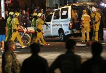 Miembros de los servicios de emergencias traslandan un cadáver en el lugar donde ha explosionado una bomba junto a un templo budista en Bangkok, Tailandia, hoy, 17 de agosto de 2015. Al menos 27 personas han muerto y 80 han resultado heridas hoy por la explosión de dos bombas en una intersección muy transitada en el centro de Bangkok, junto a un templo al que acuden hindúes y budistas. EFE