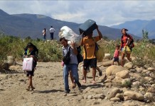 Cientos de colombianos cargan sus pertenencias por el río Táchira desde Venezuela hacia el sector La Parada (Colombia), este 25 de agosto, en Cúcuta (Colombia). EFE