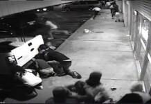 Fotografía cedida de una cámara de vigilancia suministrada por el St. Louis County Police Department que muestra al sospechoso Tyrone Harris (c) con una pistola en sus manos, durante un intercambio de disparos con desconocidos en Ferguson, Missouri este, 9 de agosto de 2015.. EFE/ST. LOUIS COUNTY POLICE / SOLO USO EDITORIAL / NO VENTAS