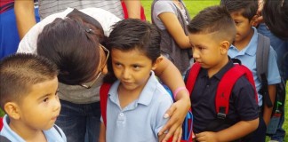 Una madre hispana le da consejos a su hijo en el primer día de clases en Denver, Colorado, EE.UU. EFE/Archivo