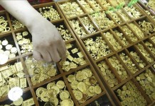 Detalle del mostrador de una tienda, con distintos artículos de oro. EFE/Archivo