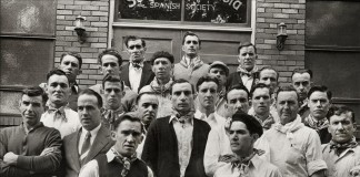Fotografía cedida en donde aparece grupo de inmigrantes españoles de origen asturiano en San Luis, Misuri, en 1938, con el tradicional juego de la llave. La apenas conocida historia de la inmigración española a Estados Unidos entre finales del siglo XIX y principios del XX, un proceso en el llegaron al país casi cuatro millones de personas, fue presentada en la Biblioteca del Congreso en Washington. EFE/SÓLO USO EDITORIAL