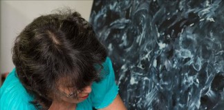 La artista puertorriqueña Ana Cristina Collazo da los últimos toques a uno de sus cuadros, inspirados en Pablo Casals, que serán expuestos en el Museo Pablo Casals, en el Cuartel de Ballajá, en el Viejo San Juan. EFE/YURAC LEBRON RAMOS/ SÓLO USO EDITORIAL