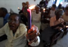 Una mujer sostiene una vela durante una misa en La Habana (Cuba). EFE/Archivo