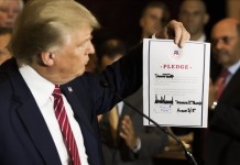 El precandidato por el partido Republicano a la presidencia de Estados Unidos, Donald Trump, sostiene un compromiso que firmó para permanecer en el partido, incluso si no se convierte en el candidato republicano para las presidenciales hoy, Jueves 03 de septiembre de 2015, durante una conferencia de prensa en el lobby de la Torre Trump en Nueva York (Estados Unidos). EFE