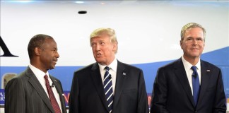 Los candidatos republicanos a la Presidencia Ben Carson (i), Donald Trump (c) y Jeb Bush (d) participan, este 16 de septiembre de 2015, en el Debate de Candidatos Republicanos a la Presidencia de EE.UU., en Simi valley, California (EE.UU.). EFE