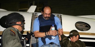 La Policía Nacional custodia al ex jefe de las Autodefensas Unidas de Colombia (AUC) Rodrigo Tovar Pupo, alias "Jorge 40", en Bogotá (Colombia), antes de su extradición a Estados Unidos. EFE/Policia Nacional/SOLO USO EDITORIAL[SOLO USO EDITORIAL]ARCHIVO