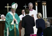 Inmigrantes que se reunieron ayer con el papa Francisco aseguraron que su mensaje, durante el encuentro que sostuvieron en el vecindario del Harlem latino en Nueva York, les inspira y da fuerzas para seguir adelante. EFE