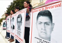 De izda. a dcha., Luz Maria Telumbre, Angélica González, Blanca Luz, Hilda Hernandez Rivera y Hilda Leguideno, madres de los 43 estudiantes desaparecidos en Ayotzinapa Mexico que llegaron hoy a las oficinas del Capitolio. Allí entregaron una copia del informe del Grupo de Expertos Independiente de la Comisión Interamericana de los Derechos Humanos que contradice la versión dada desde el principio por las autoridades mexicanas. EFE