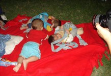 Unos bebés descansan sobre una manta en la frontera entre Croacia y Eslovenia, donde unos 1.500 refugiados han pasado la noche al aire libre en Obrezje-Bregana después de que la policía eslovena empleara anoche gases lacrimógenos para impedir su paso. EFE