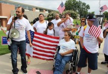 Con consignas, carteles y camisetas un grupo de unos 30 hispanos se apostó ayer a las afueras de la sede de una patronal de comercio de Carolina del Sur, en el que el precandidato presidencial republicano Donald Trump celebraba un mitin frente a casi dos mil personas. EFE/archivo