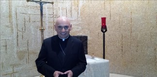 El obispo auxiliar de la archidiócesis de Washington, el colombiano Mario Dorsonville, habla hoy, jueves 10 de septiembre de 2015, en Washington, donde dijo que el papa Francisco visitará Estados Unidos con la intención de "abrazar en solidaridad" a los inmigrantes hispanos. Unos 70 millones de católicos en este país, de los que 30 millones son hispanos, esperan a Jorge Bergoglio con "muchísimo entusiasmo", adelanta Dorsonville durante una entrevista con Efe en el Centro Pastoral de la Archidiócesis de Washington. EFE