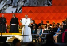 Ante miembros del clero que participan en el VIII Encuentro Mundial de las Familias que hoy, 27 de septiembre, concluye en esta ciudad, Jorge Mario Bergoglio apeló a no olvidar "la transformación del contexto histórico". EFE