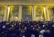 Inmigrantes esperan para subir al tren que les llevará a Alemania hoy, 1 de septiembre de 2015. Hungría informó hoy de que unos 1.800 refugiados llegaron al país en las últimas 24 horas, mientras que la vecina Austria registró este lunes otros 3.650 de paso por la república alpina en su camino hacia Alemania. EFE