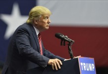 El precandidato republicano a la presidencia de los Estados Unidos Donald Trump pronuncia un discurso ayer, lunes 14 de septiembre de 2015, en el American Airlines Center arena de Dallas, Texas (EEUU). EFE