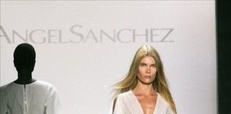 Una modelo luce hoy, martes 15 de septiembre de 2015, una creación de la propuesta primavera-verano 2016 del diseñador venezolano Ángel Sánchez en la Semana de la Moda de Nueva York. EFE