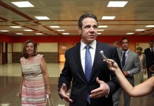 El gobernador de Nueva York, Andrew Cuomo (c). EFE/archivo