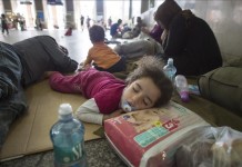 Refugiados procedentes de la estación de Budapest a través de Austria esperan un medio de transporte para acudir a uno de los centros de refugiados en la estación de Múnich (Alemania) hoy, 1 de septiembre de 2015. EFE