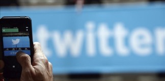 Un hombre fotografía el logo de Twitter en Nueva York (Estados Unidos). EFE/archivo