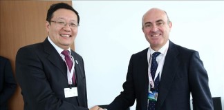 El ministro de Finanzas chino, Lou Jiwei (i) posa junto al ministro de Economía de España, Luis de Guindos, hoy viernes 9 de octubre de 2015, durante una reunión bilateral en la sede del Banco de la Nación, en el marco de las reuniones anuales del FMI y BM en Lima (Perú). EFE