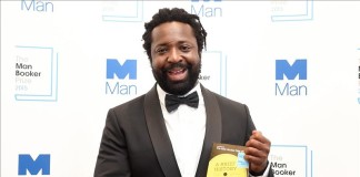 El escritor jamaicano Marlon James posa después de ganar el premio literario Man Booker con su novela "A Brief History of Seven Killings" hoy, martes 13 de octubre de 2015, en Londres (Reino Unido). James, de 44 años y que vive en Estados Unidos, recogió el galardón, que el año pasado se abrió por primera vez a todos los escritores en lengua inglesa. EFE