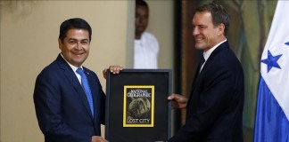Fotografía cedida por la Casa Presidencial de Honduras del Presidente Juan Orlando Hernández (i) y el vicepresidente de la editora National Geographic, John Francis (d) posan, este 6 de octubre de 2015, durante la presentación del lanzamiento de la edición correspondiente a octubre de la revista National Geographic en inglés, que dedica un amplio reportaje sobre el mítico sitio arqueológico de Ciudad Blanca en la Mosquitia, al este del país centroamericano. EFE