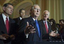 El líder de la mayoría republicana en el senado, Mitch McConnell (c), habla con periodistas. EFE/Archivo