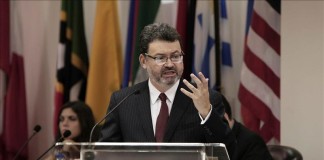 El presidente de la Corte Interamericana de Derechos Humanos (CorteIDH), Humberto Sierra, habla, este 9 de octubre de 2015, durante la apertura de la "Conferencia Internacional sobre Impunidad en Crímenes contra Periodistas", que se celebra en San José (Costa Rica). EFE