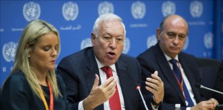 El ministro de Asuntos Exteriores de España, José Manuel García-Margallo, junto al ministro del Interior Jorge Fernández Díaz (d) y la presidenta de la Fundación Víctimas del Terrorismo de España, María del Mar Blanco (i), durante una rueda de prensa tras la sesión del Consejo de Seguridad de Naciones Unidas dedicada a las víctimas del terrorismo hoy, miércoles 21 de Octubre de 2015, en la sede central de la ONU en Nueva York. EFE