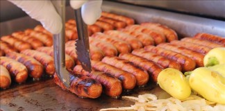 La alerta creada hoy por la Organización Mundial de la Salud (OMS) de que la carne procesada puede causar cáncer fue recibida con indiferencia y rechazo en Texas, cuna de una de las barbacoas más famosas del mundo. EFE/Archivo