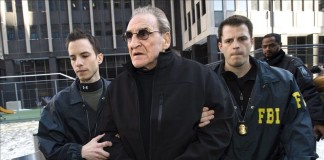 El supuesto líder del clan Bonanno, Vincent "Vinny" Asaro (2d), es escoltado por agentes del FBI en Nueva York (NY), EE.UU., el 23 de enero de 2014. EFE/Archivo